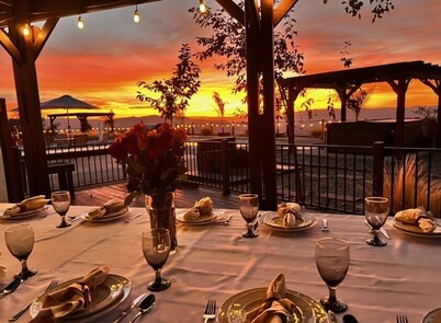 Yosemite South Gate Villa. Breathtaking views sunrise to sunset. Epic pool area.