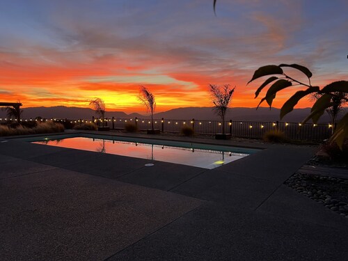 Yosemite South Gate Villa. Breathtaking views sunrise to sunset. Epic pool area.