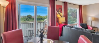 ❤️of DWTN on the RIVER♥️Walk 2 BROADWAY & ALL/🎶🎸/2KING BDS/2BA/Free PRKG/POOL