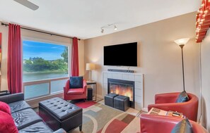 Smart TV, fireplace, stereo