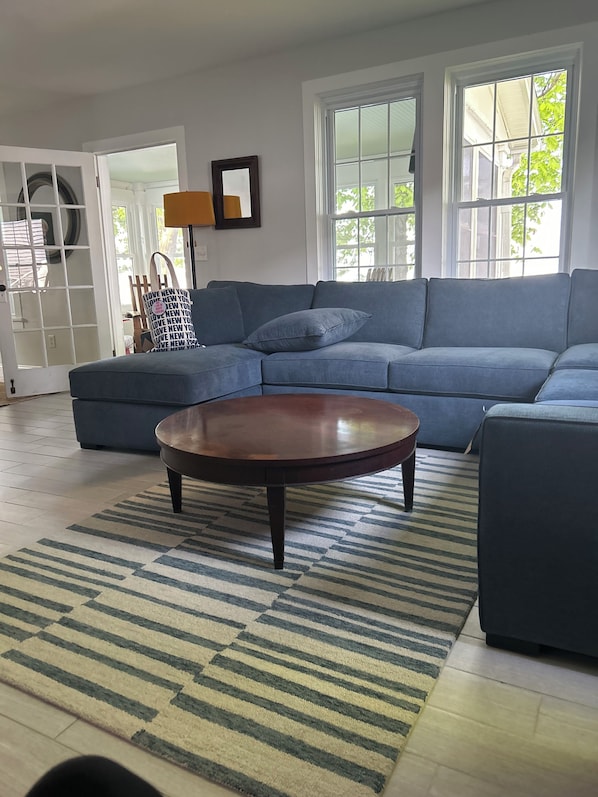 Téléviseur, lecteur de DVD, livres