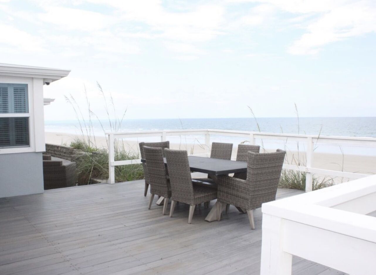 Villa Mimi “Pirate” Oceanfront-Beachfront- Minutes to Historic City Downtown 