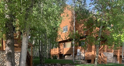 Luxury Getaway- Close to Skiing- 2 King beds!