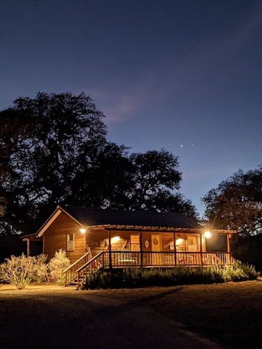 Kat's Kabin @ Four Sisters Ranch, Garnerin ja Lost Maplesin välillä, kylpytynnyri!