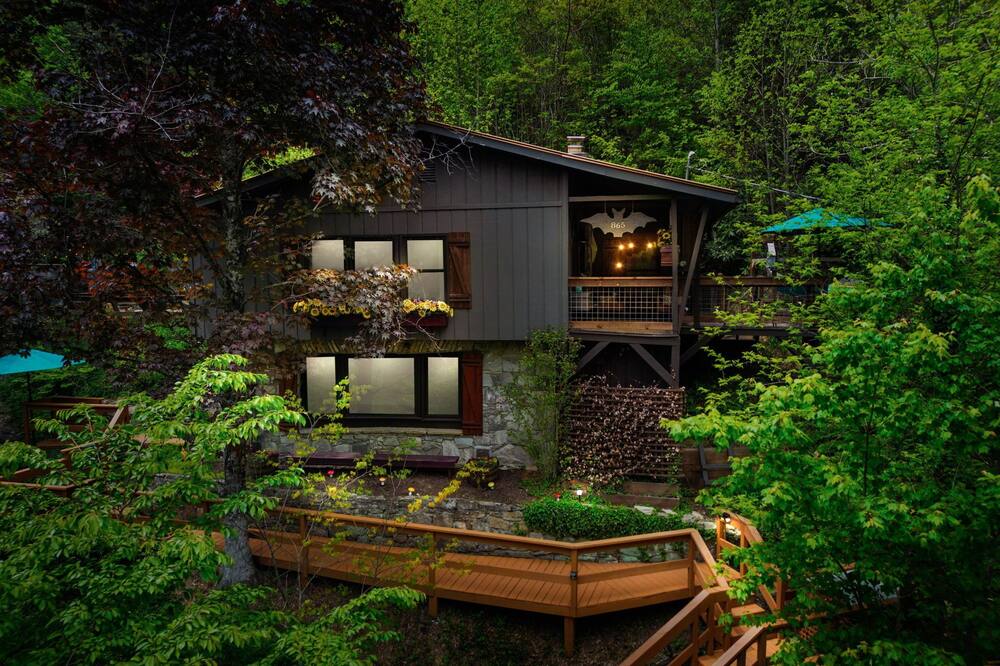 Sensational Waterfall Retreat- Hot Tub, Family\/Pet Friendly near Asheville