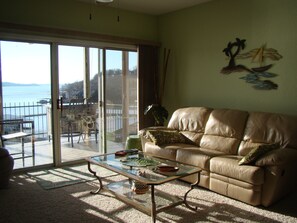 TV, fireplace, DVD player, books - Luxury 3BR, Lakefront/Ground Level Condo, Breathtaking Main Channel view, Wifi (Lake Ozark)
