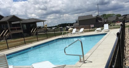 ¡Nueva cabaña de vacaciones de Okoboji con piscina grande en el patio trasero! Bridges Bay !!