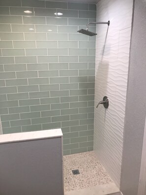 Dusj, hårføner, håndklær og såpe