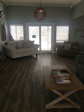 Smart TV, DVD player, stereo - Catch Some Rays At Casita Delfin Canal / Beach House in Bridge Harbor (Freeport)