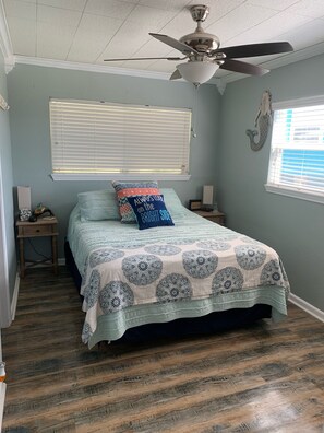 4 bedrooms, iron/ironing board, free WiFi, bed sheets - Catch Some Rays At Casita Delfin Canal / Beach House in Bridge Harbor (Freeport)
