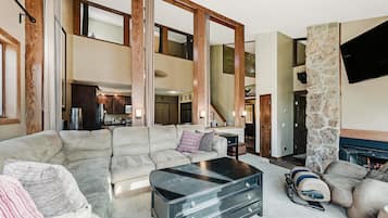 Een smart-tv, een open haard en een dvd-speler