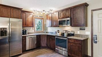 Een koelkast, een magnetron, een oven, een kookplaat