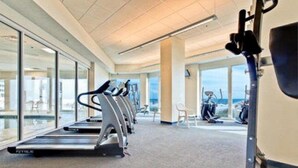 Ett modernt gym med löpband, motionscyklar och styrketräningsmaskiner.