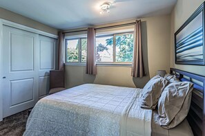 2 bedrooms, iron/ironing board, free WiFi, bed sheets - the Romeo, Best Area Jacuzzi Bath No Stairs WD (Tacoma)