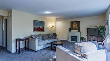 Smart TV, fireplace, Netflix, streaming services