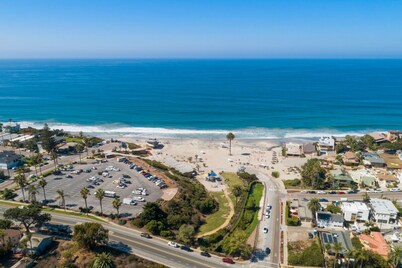 Private Cottage! Easy Walk Through The Park To Encinitas And Moonlight Beach.