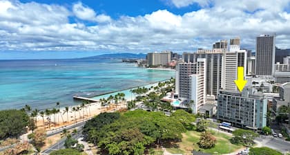 🛏Queen-Bed 🏝Beachy Studio at the Waikiki Grand Hotel® 605