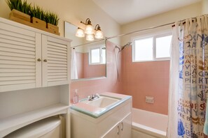Combined shower/bathtub, hair dryer, towels, toilet paper - HIDDEN GEM 2-1/2 BLOCKS TO THE BEACH (Ocean Beach, San Diego)