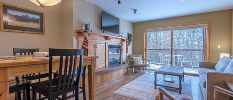 Smart-tv, pejs, dvd-afspiller, bøger