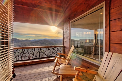 Luxury,  Long Range Mountain Views with Hot Tub Near Lake Burton