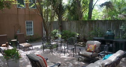 Jones Street 5 Star HGTV innoittanut Carriage House Historic Savannah! Koirat Ok