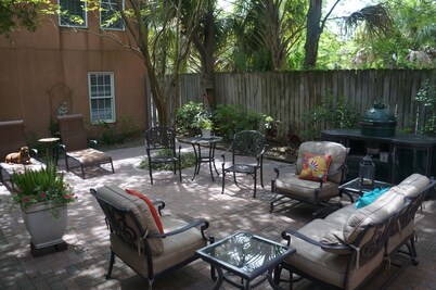 Jones Street 5 Star HGTV inspired Carriage House Historic Savannah!   Dogs Ok