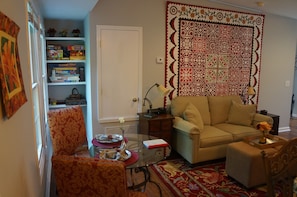 Smart TV, fireplace, DVD player, books