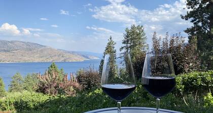 Panoramic views of Okanagan Lake! Spacious home; up to 12 guests! Chef's kitchen