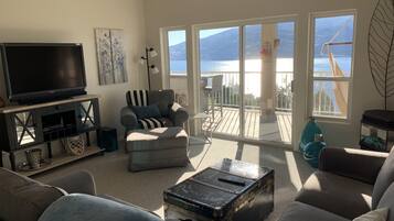 Smart-TV, Kamin, Bücher