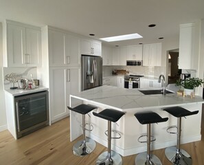 Fridge, microwave, oven, stovetop - Panoramic views of Okanagan Lake! Spacious home; up to 12 guests! Chef's kitchen (Peachland)