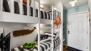 1 makuuhuone, työpöytä, silitysrauta/-lauta, vauvan matkasänky