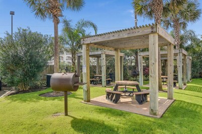 Pier Paradise- Beachfront, Ocean View, Two Pools!
