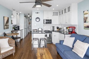 Fridge, microwave, oven, stovetop - Casa Del Mar 201 | Galveston | Beachfront view (Galveston)