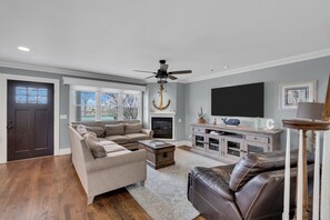 Smart-TV, Kamin, DVD-Player, Stereoanlage