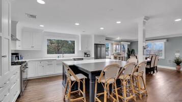 Frigorífic, microones, forn i placa de cuina