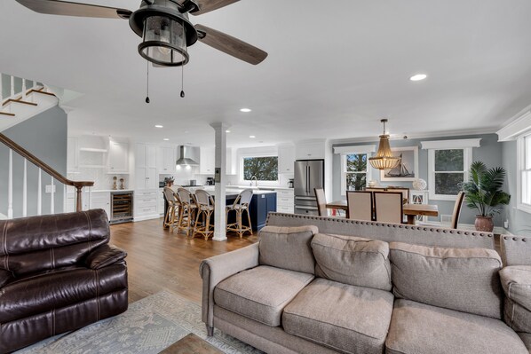 Smart TV, chimenea, reproductor de DVD y estéreo 