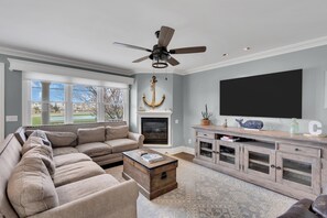 Smart TV, fireplace, DVD player, stereo - Newly renovated kitchen! 2 weeks left in summer! <br> (Manasquan)