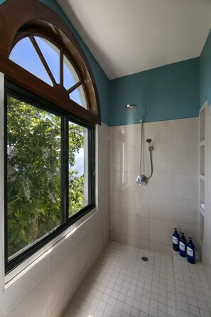 Bañera con ducha, artículos de tocador ecol ógicos, secador de pelo