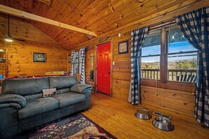 Televisio, takka, videopelejä, pöytäjalkapallopöytä