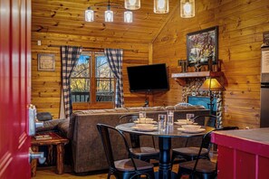 Televisio, takka, videopelejä, pöytäjalkapallopöytä