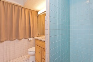 Ein Badezimmer mit Toilette, Waschbecken und Schrank.