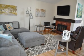 Tv, eldstad, böcker och en stereo