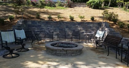 Hannah's Hideaway-3 Miles To Stores, Restaurants, Sleeps 16, No Steps To water!