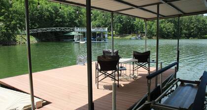 Hannah's Hideaway-3 Miles myymälöissä / ravintoloissa, vuodepaikkoja 16, ei vaiheita veteen