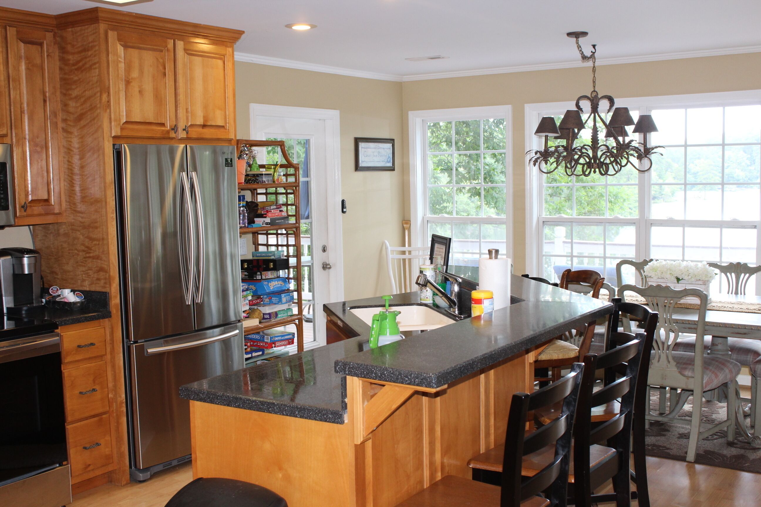 Jääkaappi, mikroaaltouuni, uuni, liesi