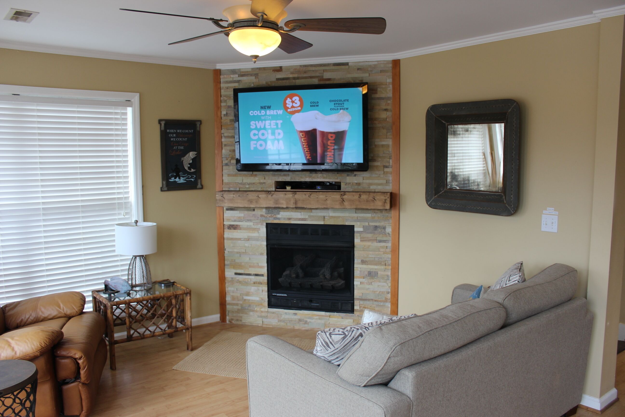 Älytelevisio, takka, DVD-soitin, kirjoja