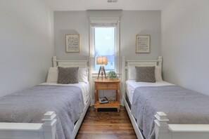 4 bedrooms, iron/ironing board, free WiFi, bed sheets