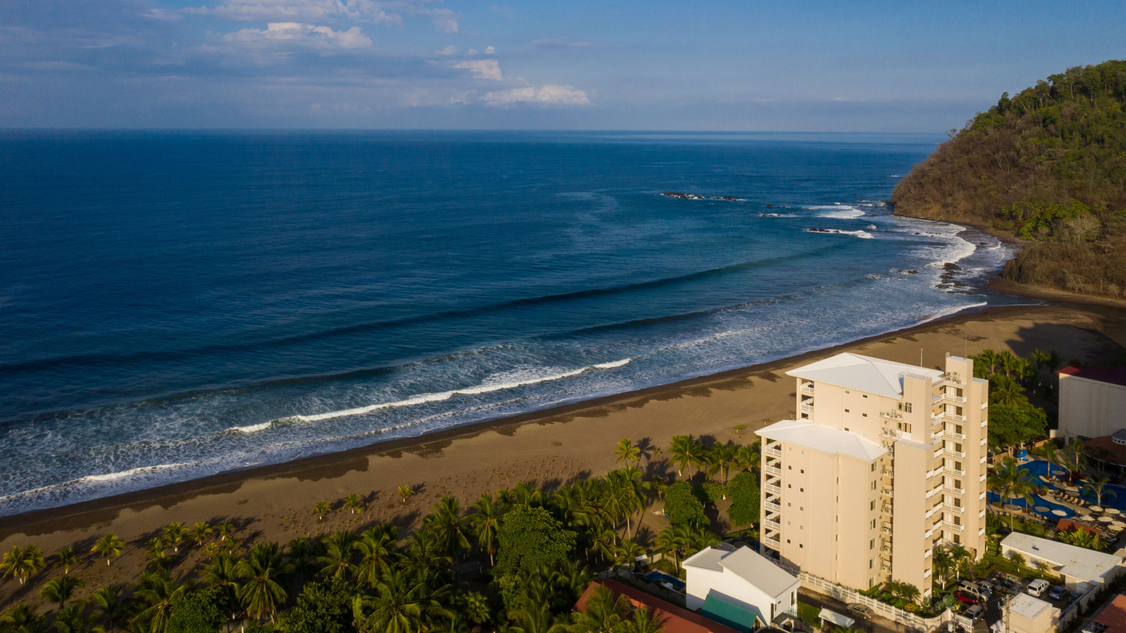 En la playa, camastros y toallas de playa 