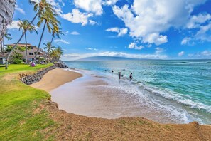 Plage, chaises longues, serviettes de plage