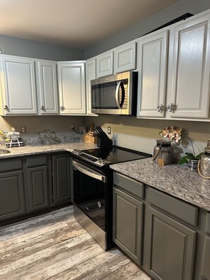 冷蔵庫、電子レンジ、オーブン、コンロ